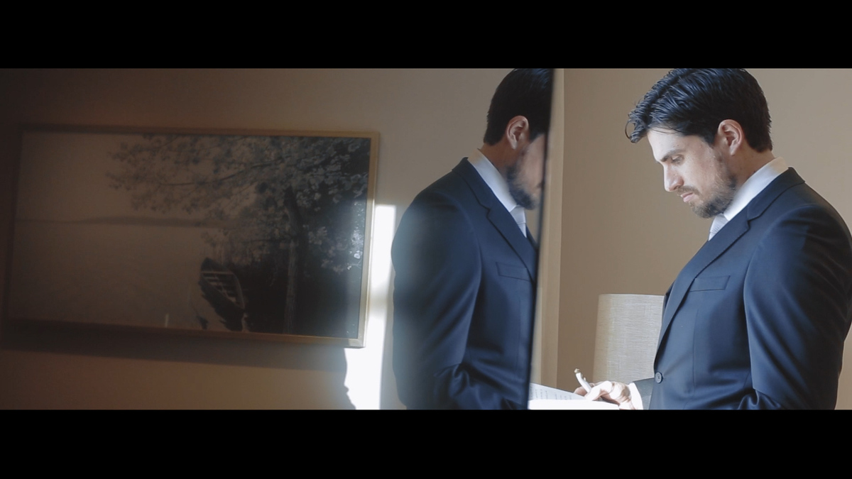 IMAGEM DO NOIVO NO MAKING LENDO SEUS VOTOS-CASA ITAIM-CASAMENTO MAYRA E RICARDO-FEITO POR HRT FILMES