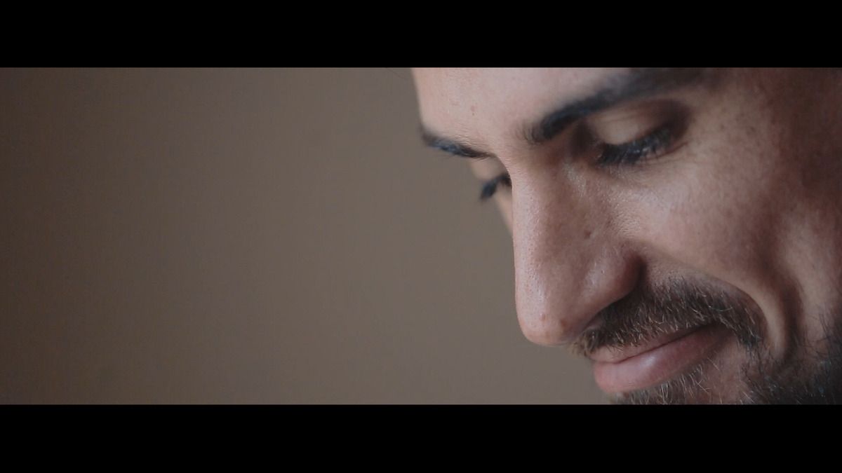 IMAGEM DO CLOSE DO NOIVO NO MAKING-CASA ITAIM-CASAMENTO MAYRA E RICARDO-FEITO POR HRT FILMES