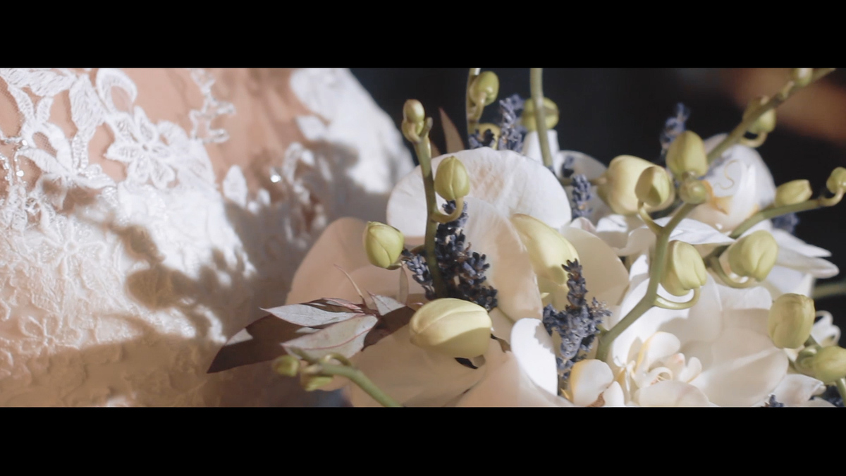 IMAGEM DA NOIVA SEGURANDO BUQUÊ NO MAKING-CASA ITAIM-CASAMENTO MAYRA E RICARDO-FEITO POR HRT FILMES