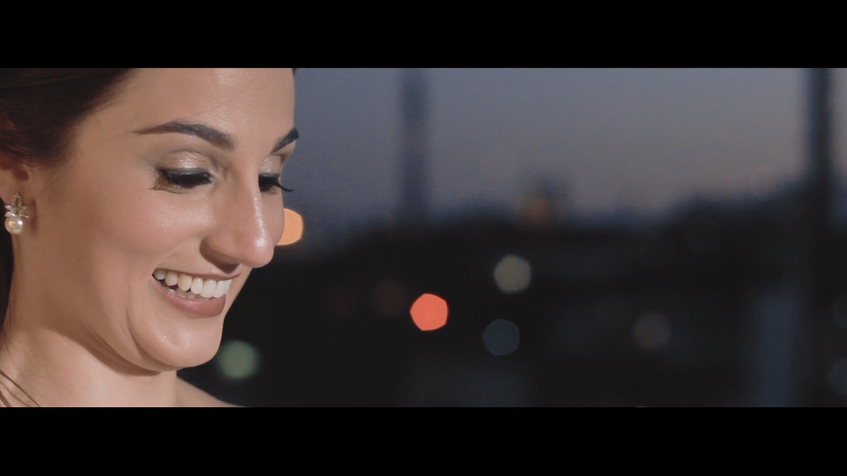 IMAGEM DO SORRISO DA NOIVA NO MAKING-CASA ITAIM-CASAMENTO MAYRA E RICARDO-FEITO POR HRT FILMES