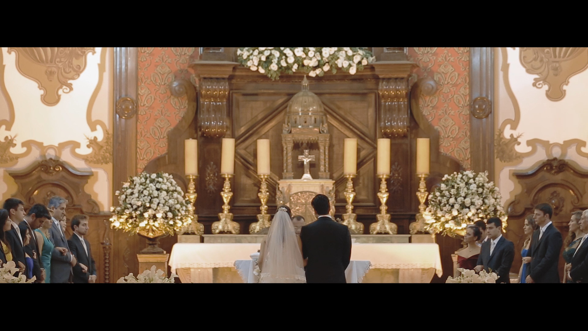 IMAGEM DOS NOIVOS NO ALTAR DA IGREJA SENHORA DE FÁTIMA EM SUMARÉ-CASAMENTO MAYRA E RICARDO-FEITO POR HRT FILMES