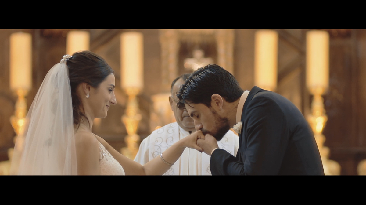 IMAGEM NOIVO BEIJANDO MÃO DA NOIVA NO ALTAR DA IGREJA SENHORA DE FÁTIMA EM SUMARÉ-CASAMENTO MAYRA E RICARDO-FEITO POR HRT FILMES