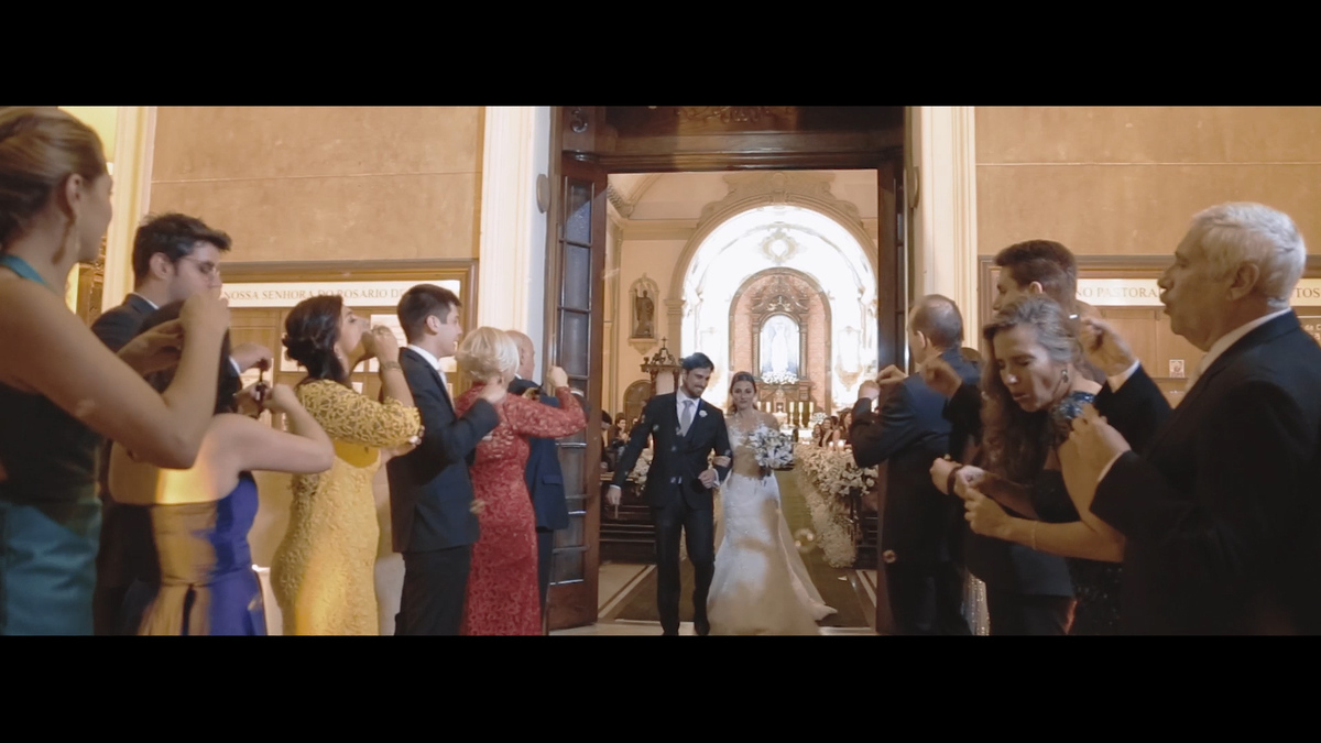 IMAGEM DOS NOIVOS SAINDO DA CERIMÔNIA REALIZADA NA IGREJA SENHORA DE FÁTIMA EM SUMARÉ-CASAMENTO MAYRA E RICARDO-FEITO POR HRT FILMES