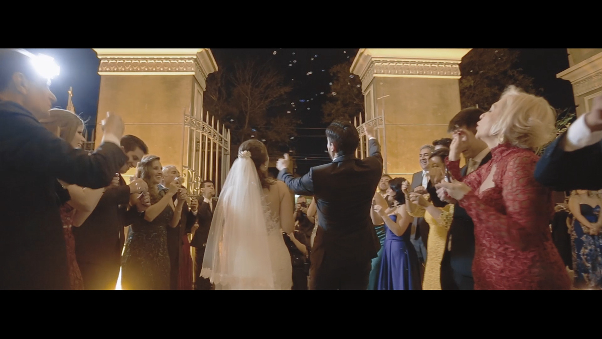 IMAGEM DOS NOIVOS SAINDO DA CERIMÔNIA REALIZADA NA IGREJA SENHORA DE FÁTIMA EM SUMARÉ-CASAMENTO MAYRA E RICARDO-FEITO POR HRT FILMES