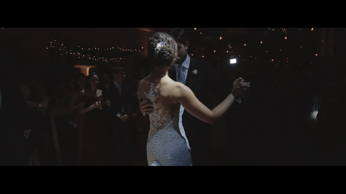 IMAGEM DOS NOIVOS DANÇANDO NA FESTA DE CASAMENTO NA CASA ITAIM-MAYRA E RICARDO-FEITO POR HRT FILMES