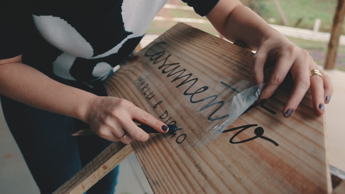 VÍDEO DE CASAMENTO MARLU E DIOGO IMAGEM  DA PLACA COM O NOME DOS NOIVOS PARANÁ BRASIL POR HRT  FILMES