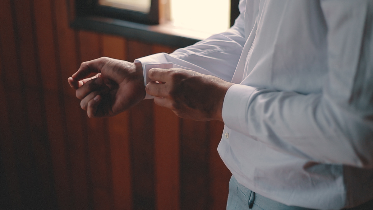 VÍDEO DE CASAMENTO MARLU E DIOGO IMAGEM NOIVO COLOCANDO CAMISA NO MAKING PARANÁ BRASIL POR HRT  FILMES