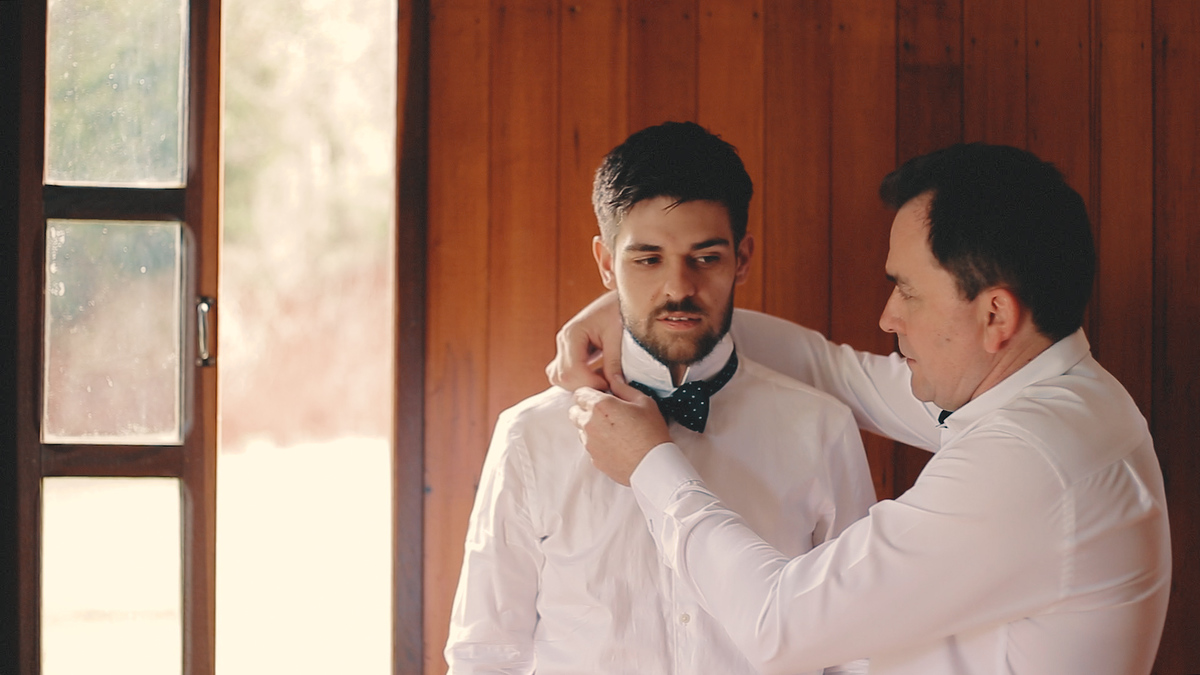 VÍDEO DE CASAMENTO MARLU E DIOGO IMAGEM PAI DO NOIVO COLOCANDO A GRAVATA NO NOIVO NO MAKING PARANÁ BRASIL POR HRT  FILMES