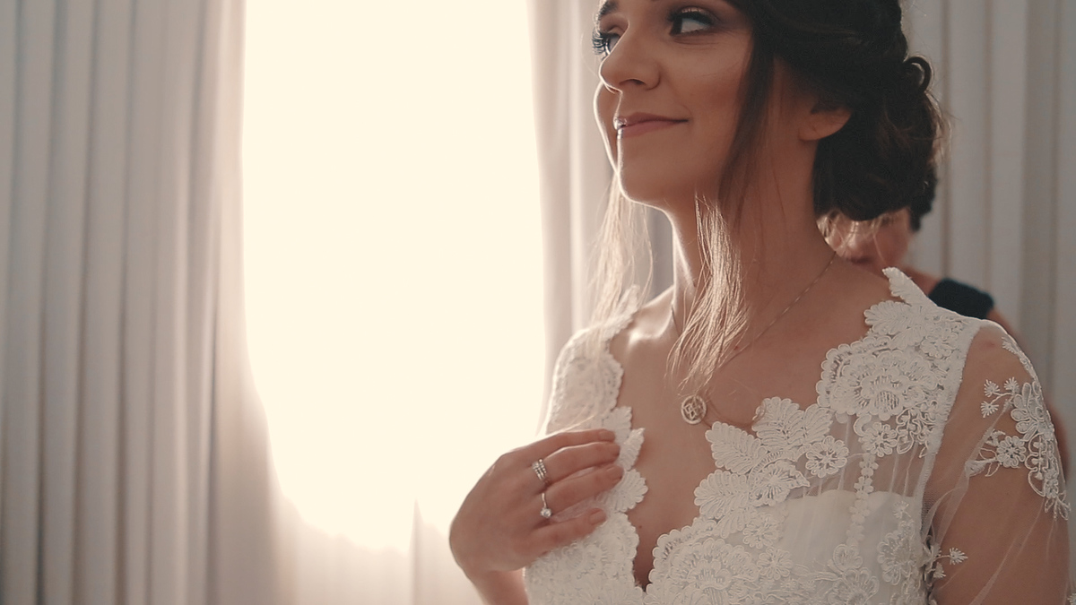 VÍDEO DE CASAMENTO MARLU E DIOGO IMAGEM NOIVA COLOCANDO VESTIDO NO MAKING PARANÁ BRASIL POR HRT  FILMES