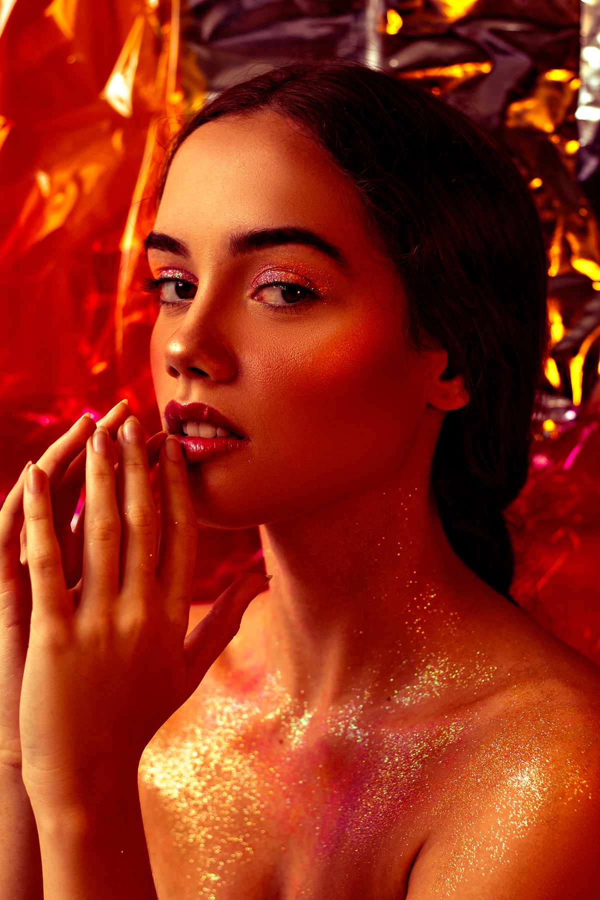 ensaio fotográfico artístico feito em casa com luzes coloridas e glitter