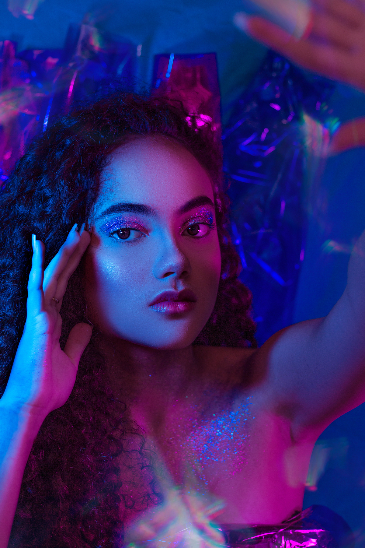 ensaio fotográfico artístico feito em casa com luzes coloridas e glitter