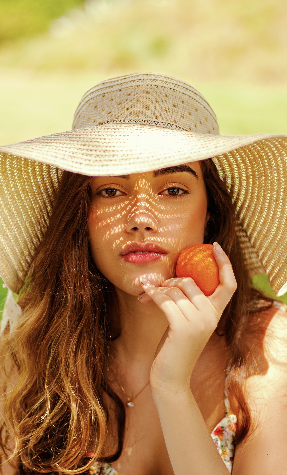 Ensaio fotográfico feminino externo estilo camponesa com flores e frutas, efeito de luz