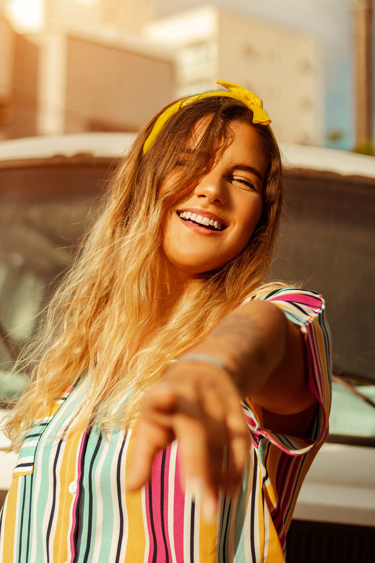 ensaio feminino fotográfico externo estilo urbano em fim de tarde com pôr do sol