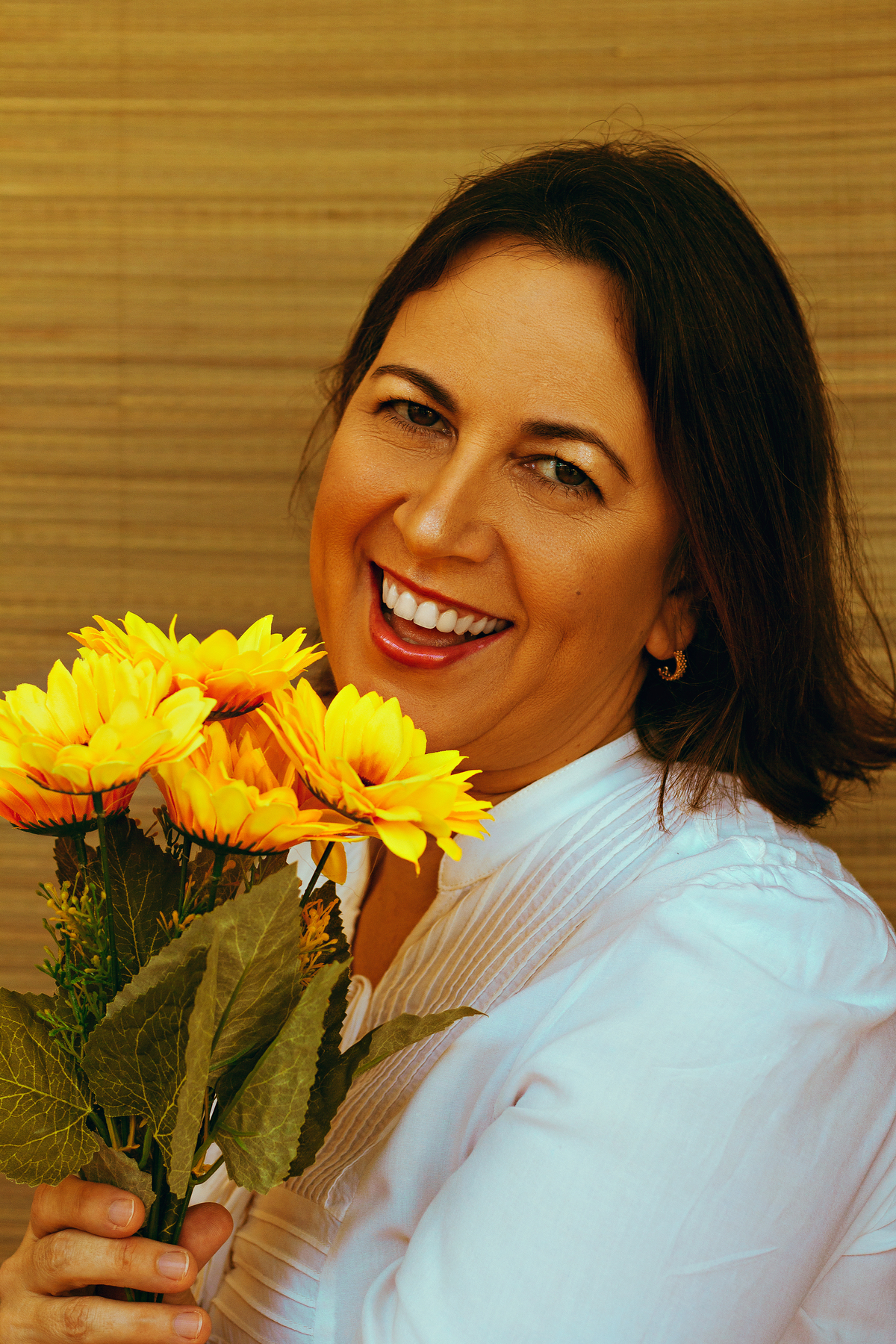 ensaio feminino interno com girassóis feito em Vitória ES