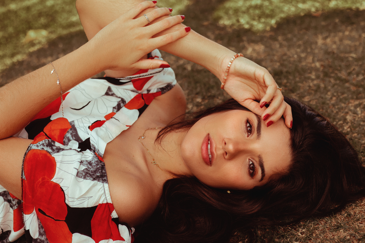 Ensaio fotográfico feminino no campo, realizado em Vitoria ES