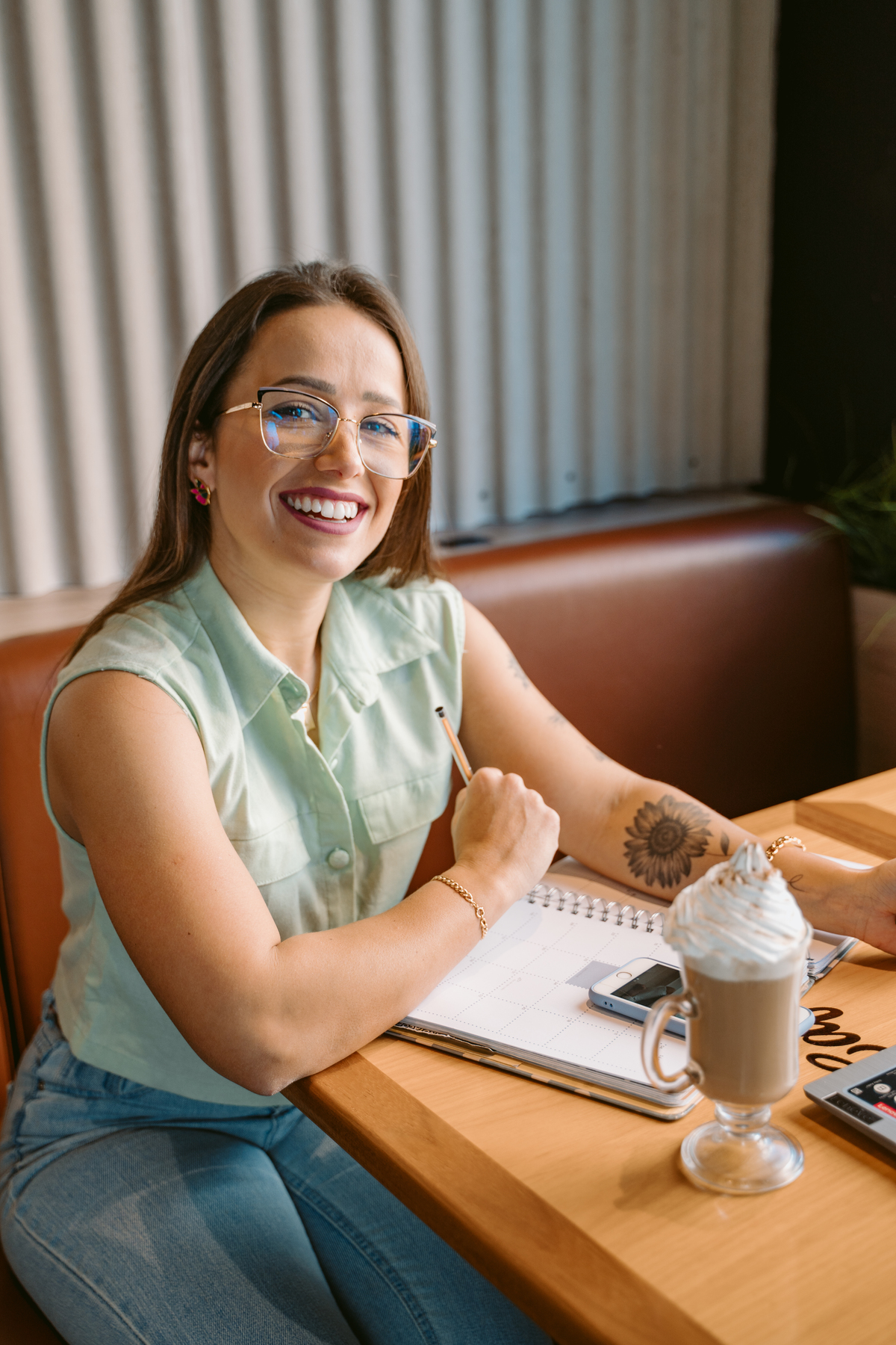 ensaio feminino empresarial profissional interno para contadora - julia motti fotografai em tramandai