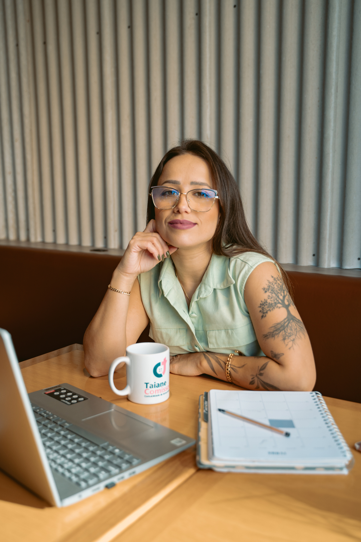 ensaio feminino empresarial profissional interno para contadora - julia motti fotografai em tramandai