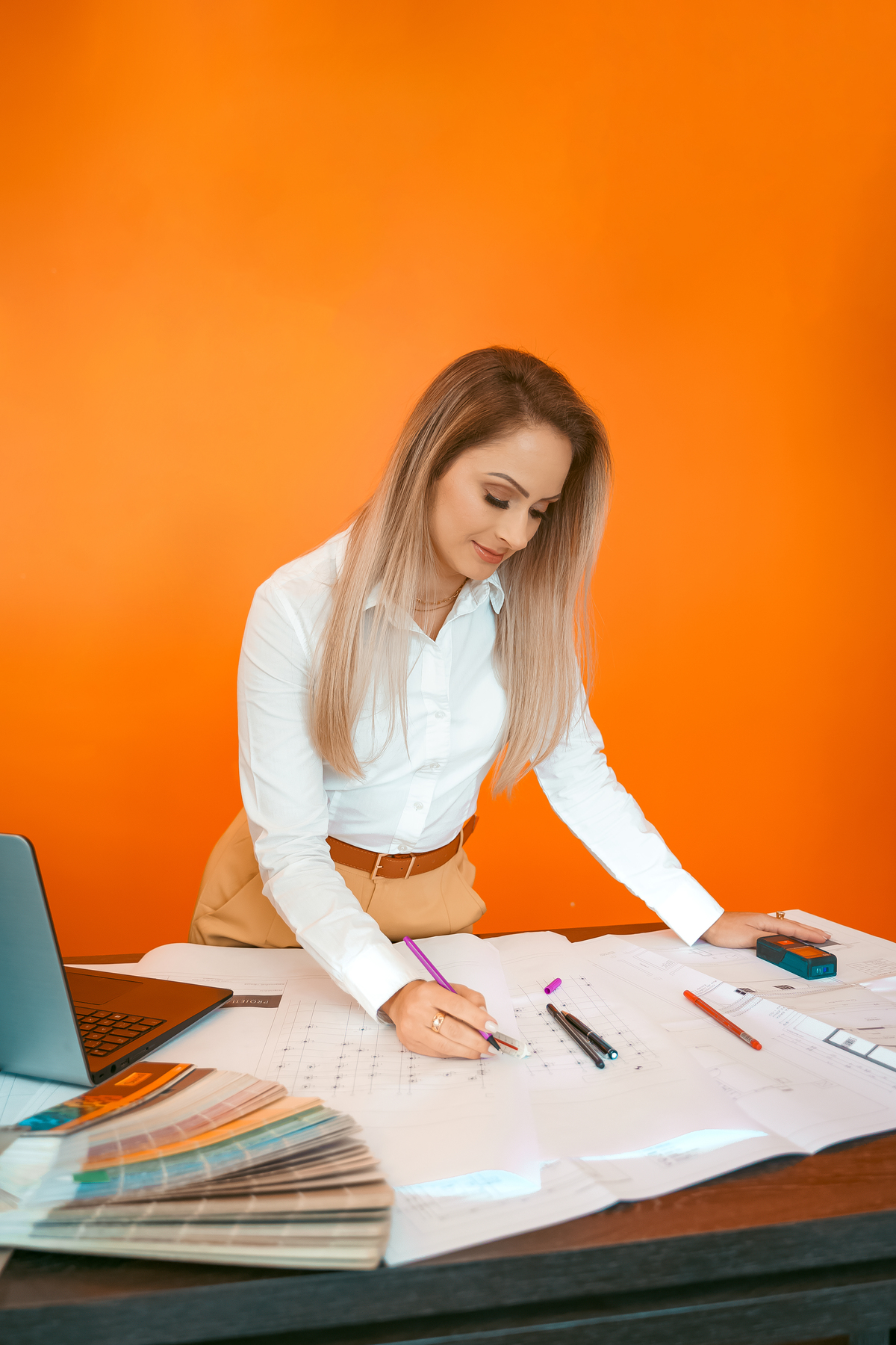 ensaio feminino empresarial profissional engenheira em tramandai no escritorio de engenharia