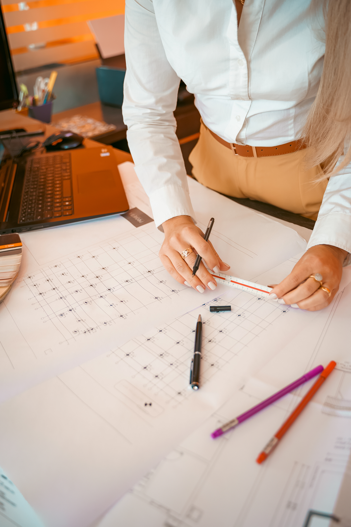 ensaio feminino empresarial profissional engenheira em tramandai no escritorio de engenharia