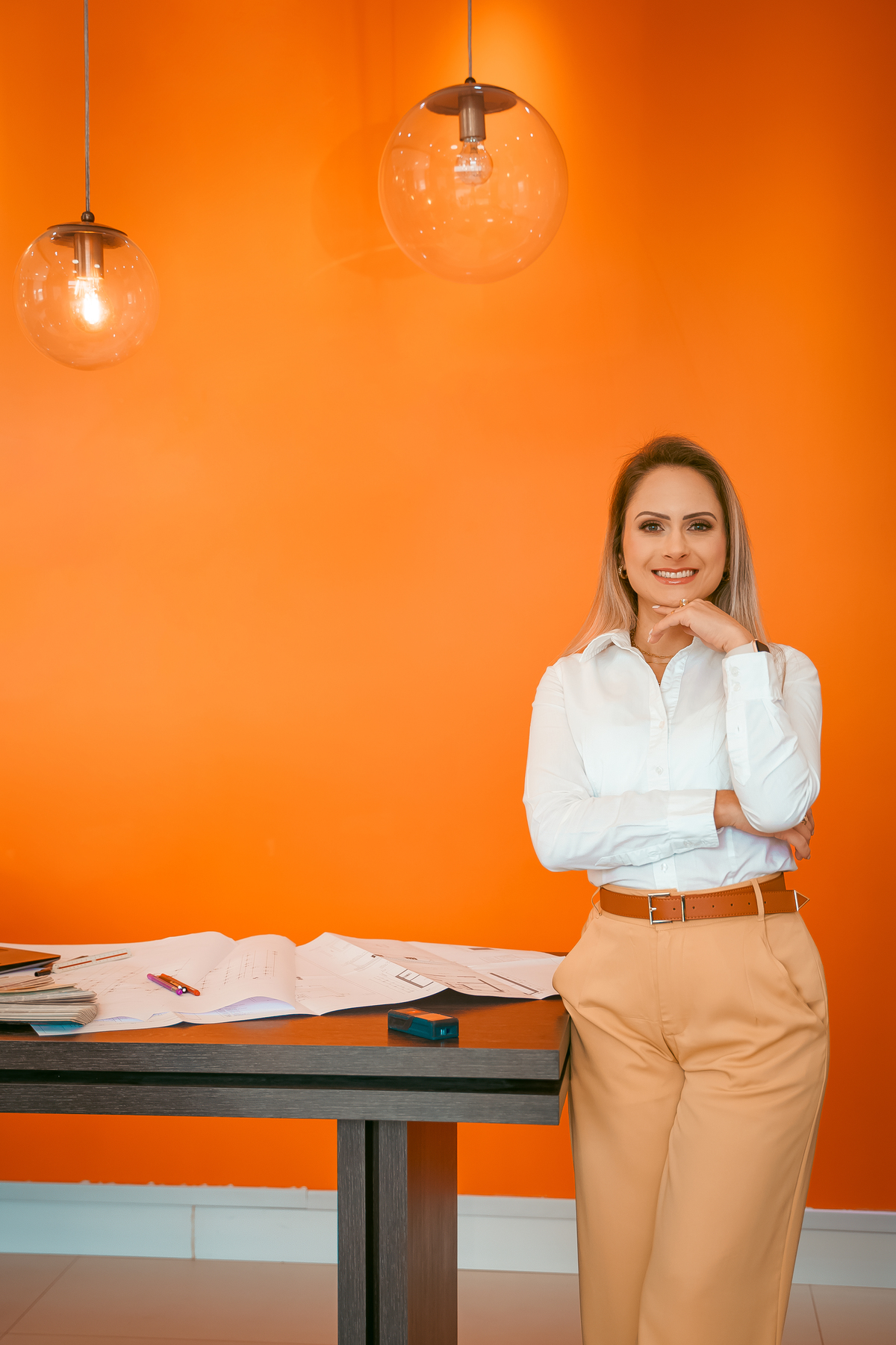 ensaio feminino empresarial profissional engenheira em tramandai no escritorio de engenharia