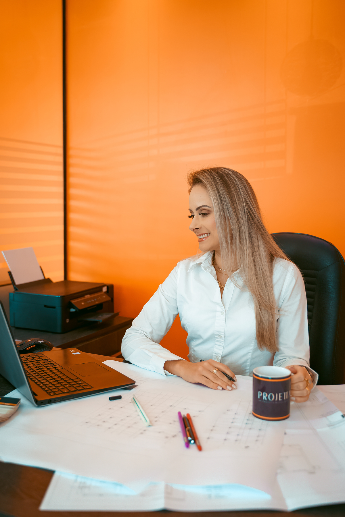 ensaio feminino empresarial profissional engenheira em tramandai no escritorio de engenharia