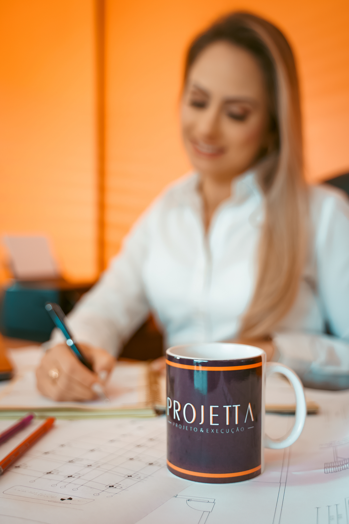 ensaio feminino empresarial profissional engenheira em tramandai no escritorio de engenharia