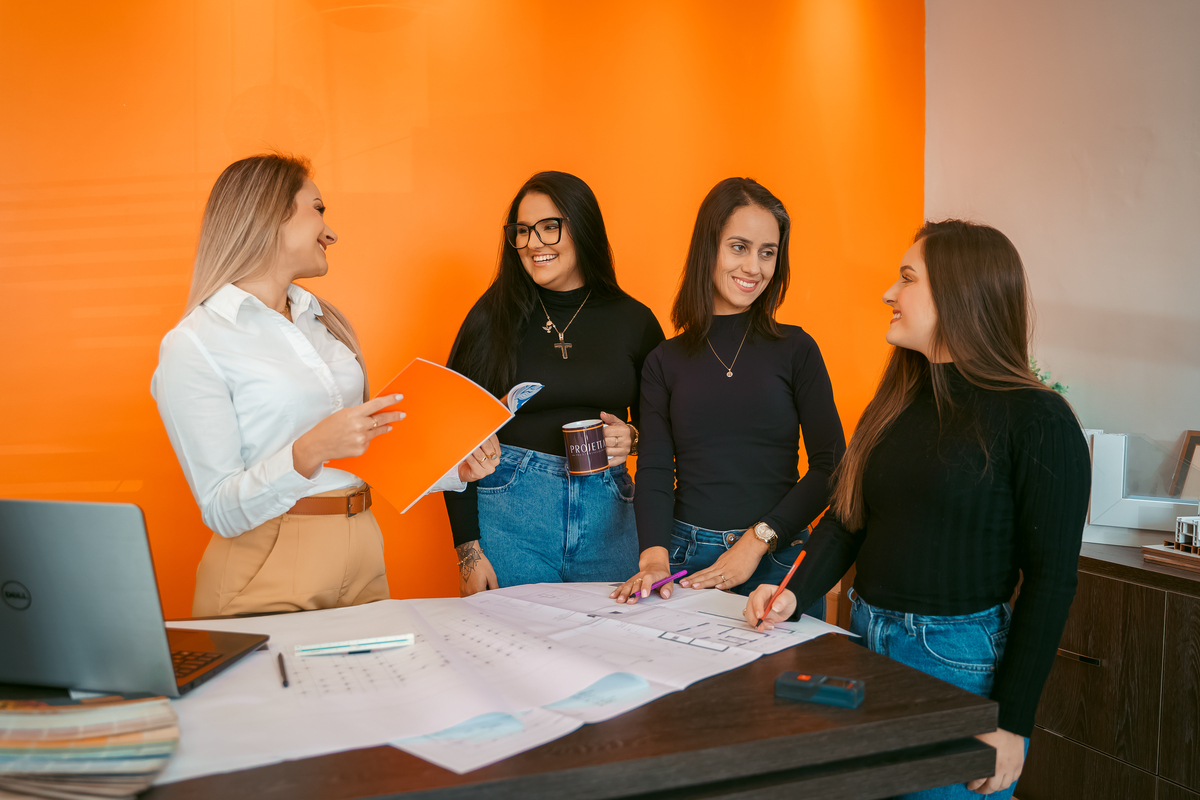 ensaio feminino empresarial profissional engenheira em tramandai no escritorio de engenharia