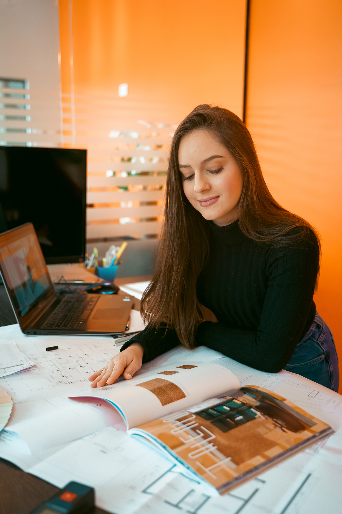 ensaio feminino empresarial profissional engenheira em tramandai no escritorio de engenharia