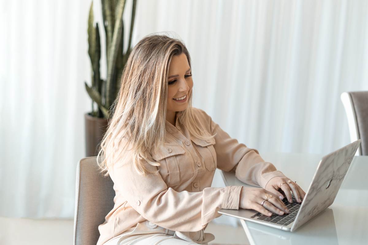 ensaio empresarial feminino interno com luz natural para social media em tramandai no rio grande do sul com julia motti fotografia