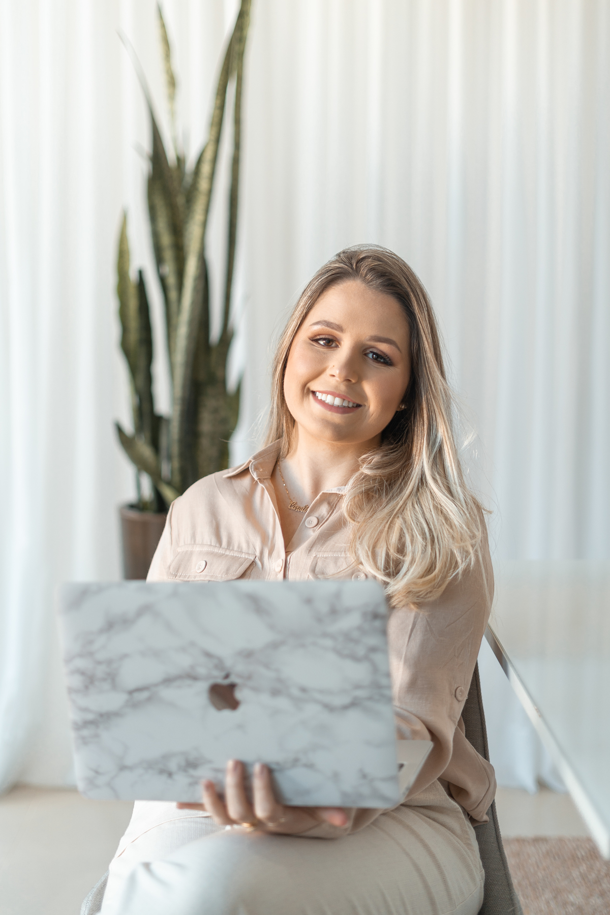 ensaio empresarial feminino interno com luz natural para social media em tramandai no rio grande do sul com julia motti fotografia