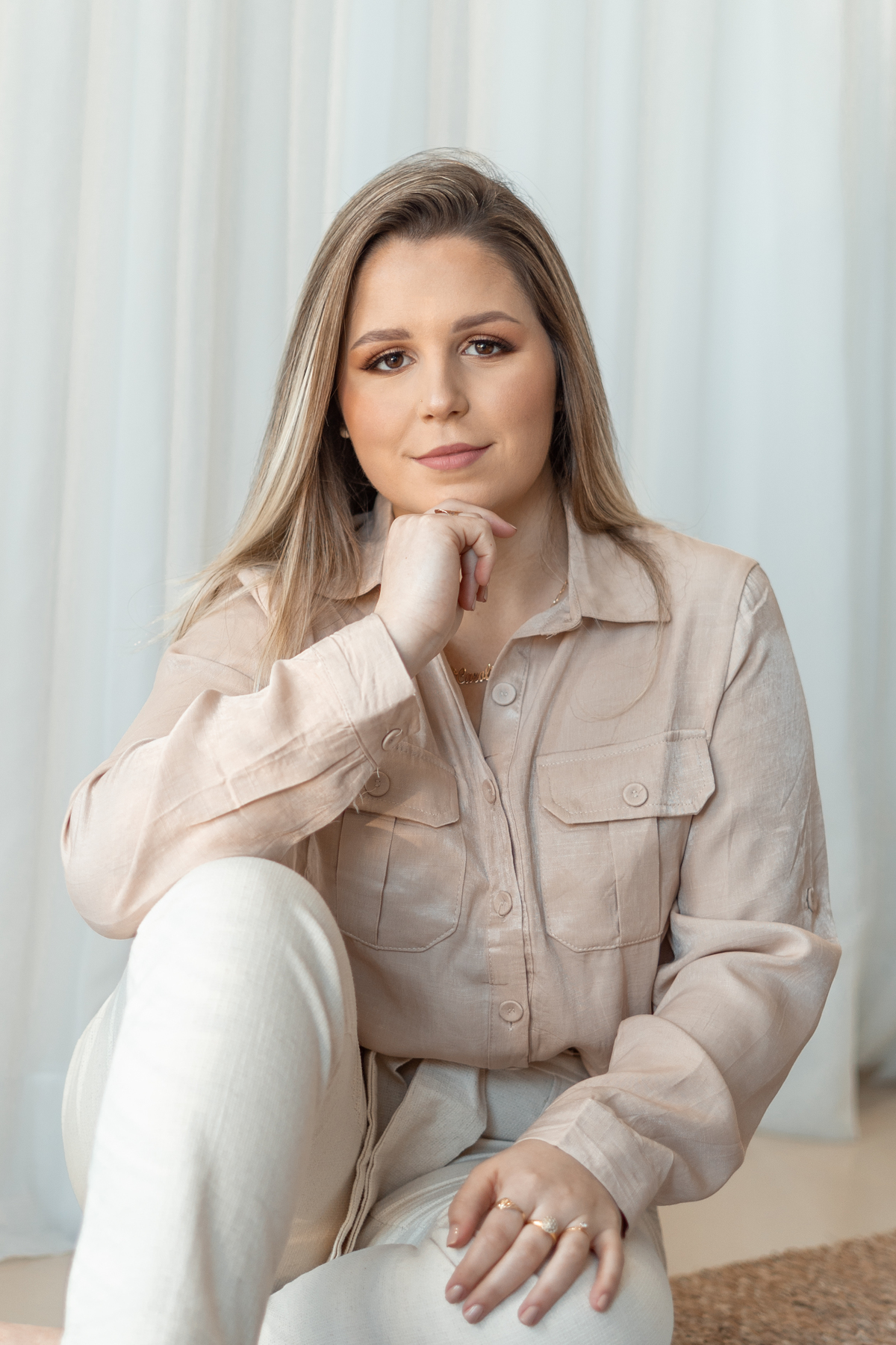 ensaio empresarial feminino interno com luz natural para social media em tramandai no rio grande do sul com julia motti fotografia