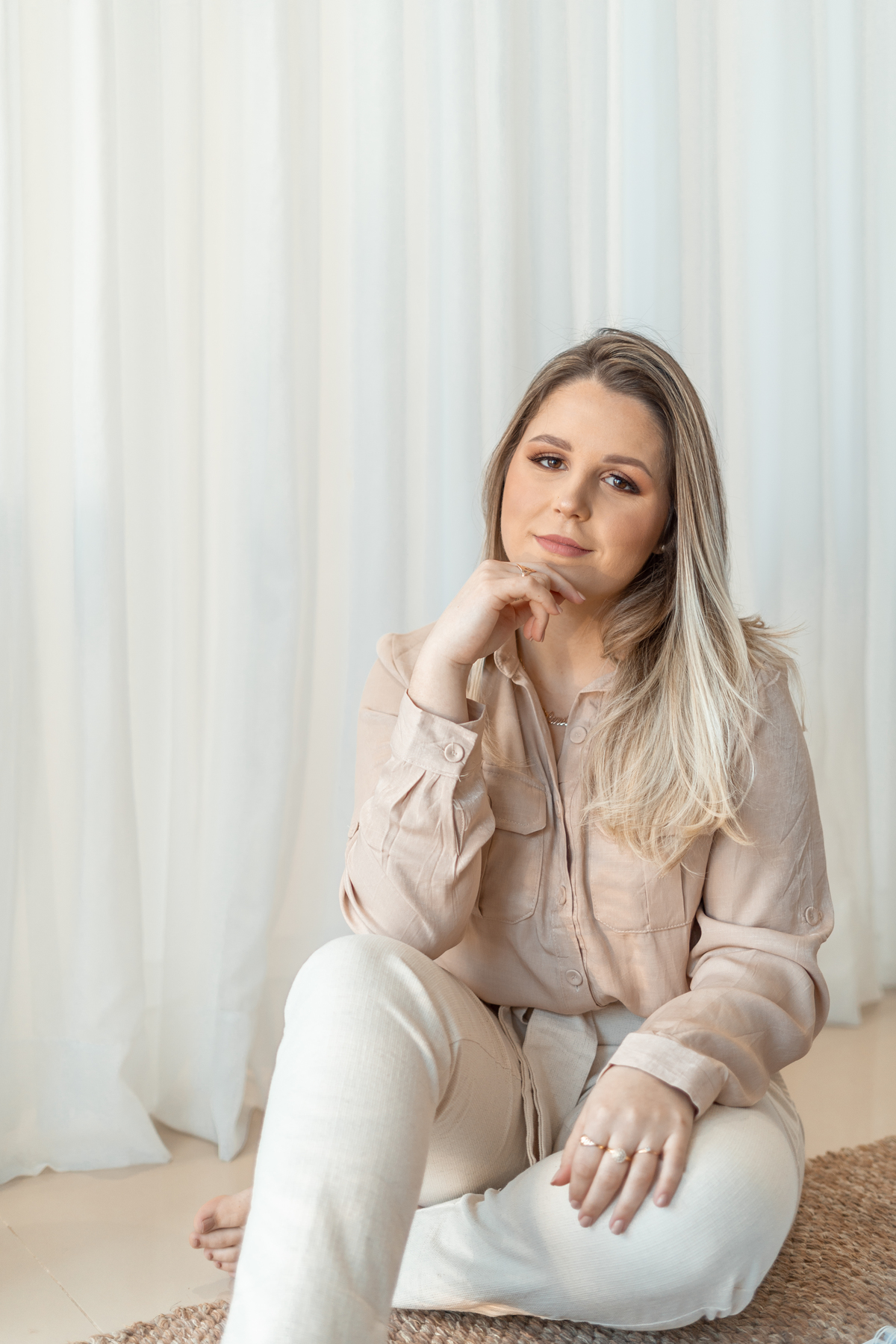 ensaio empresarial feminino interno com luz natural para social media em tramandai no rio grande do sul com julia motti fotografia