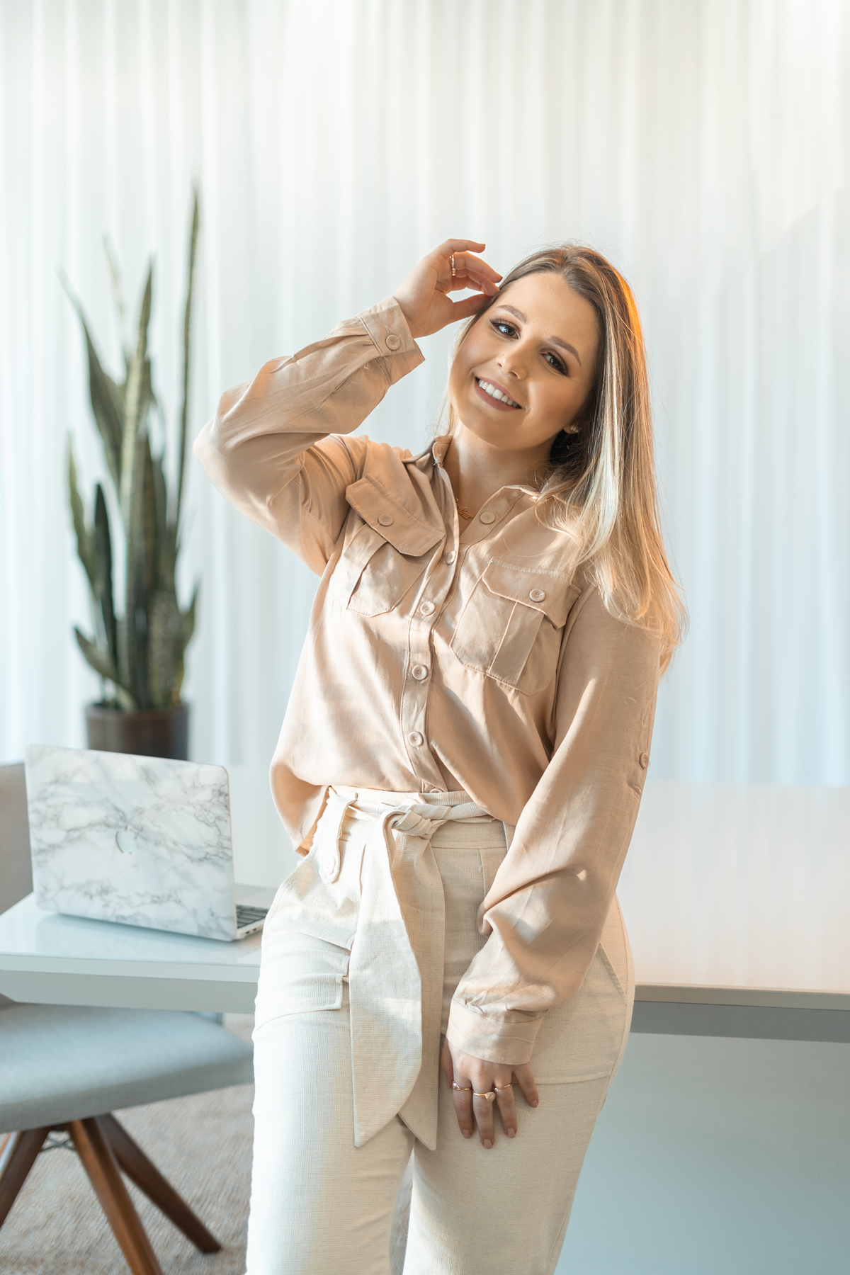 ensaio empresarial feminino interno com luz natural para social media em tramandai no rio grande do sul com julia motti fotografia