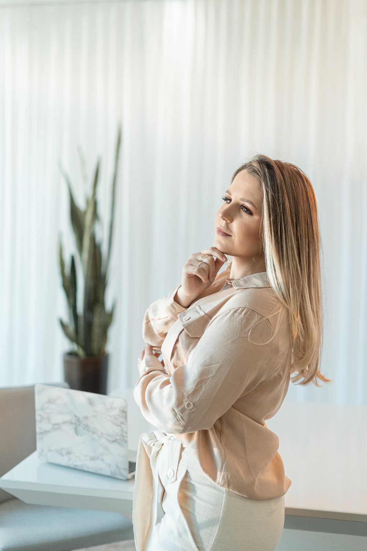 ensaio empresarial feminino interno com luz natural para social media em tramandai no rio grande do sul com julia motti fotografia