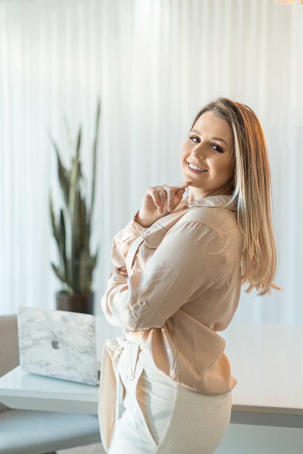 ensaio empresarial feminino interno com luz natural para social media em tramandai no rio grande do sul com julia motti fotografia