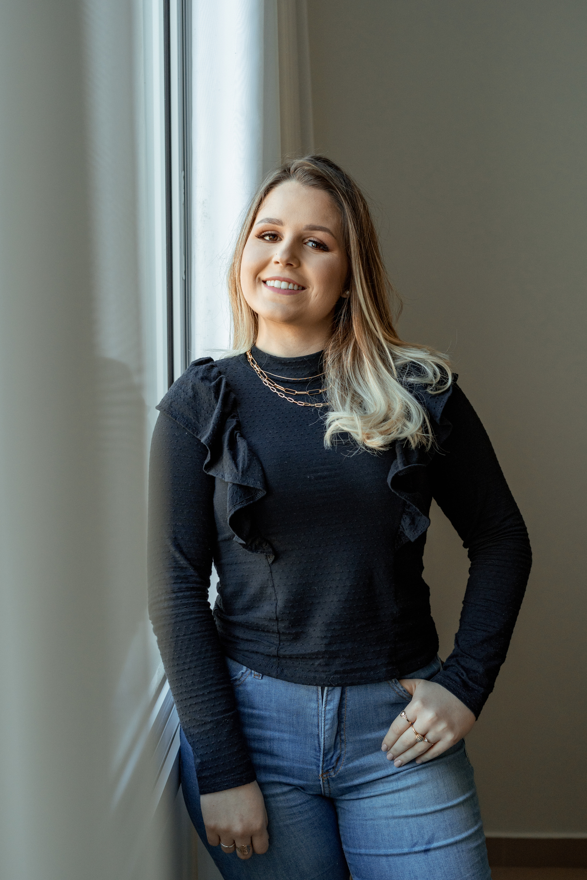 ensaio empresarial feminino interno com luz natural para social media em tramandai no rio grande do sul com julia motti fotografia