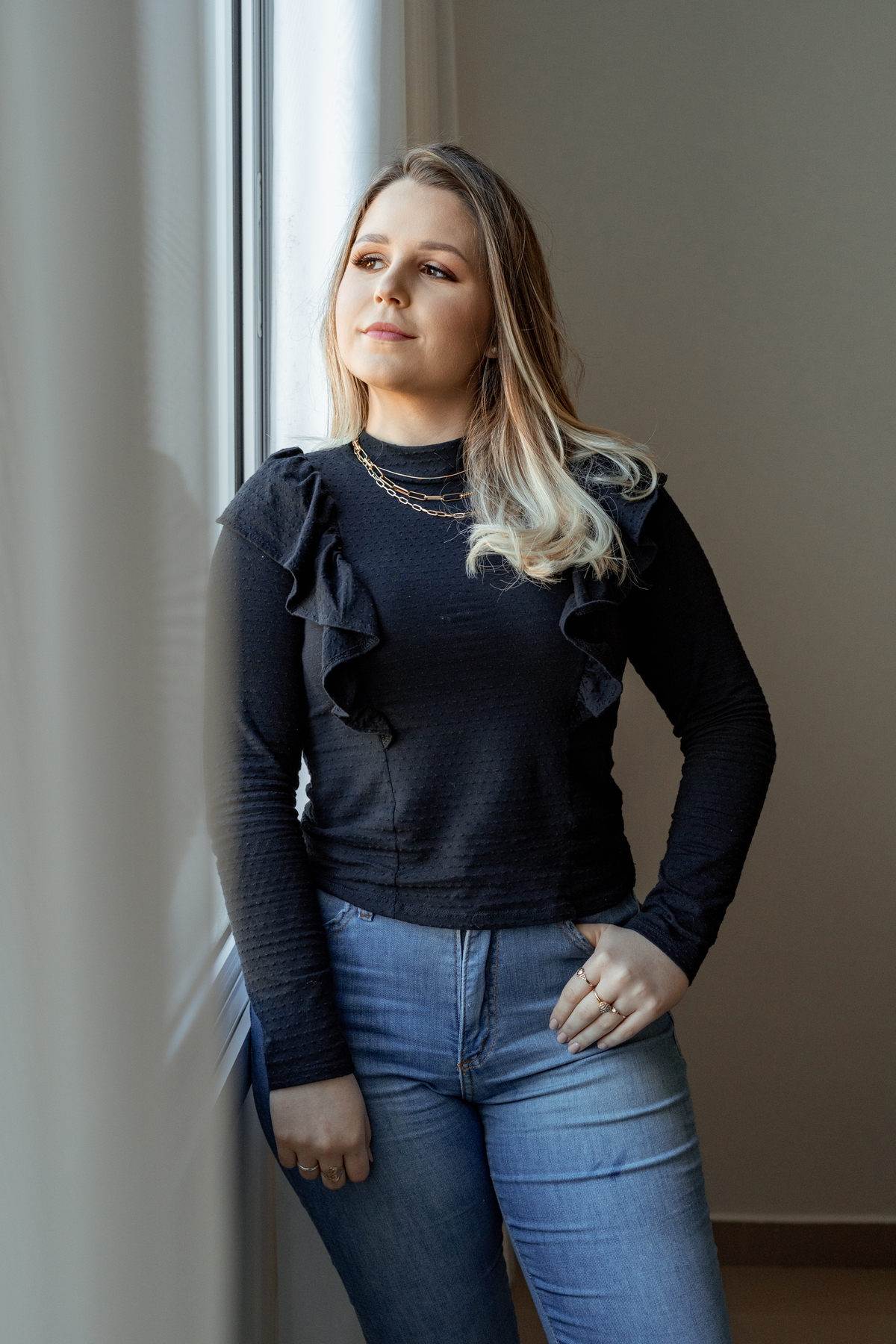 ensaio empresarial feminino interno com luz natural para social media em tramandai no rio grande do sul com julia motti fotografia