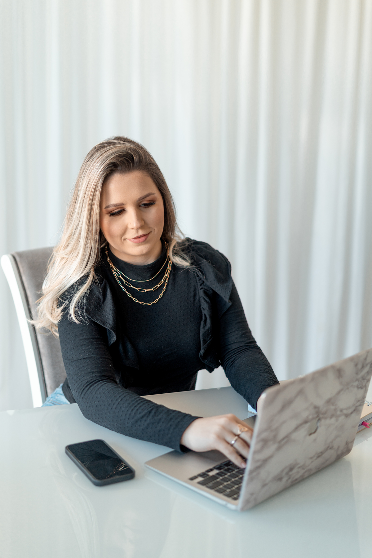 ensaio empresarial feminino interno com luz natural para social media em tramandai no rio grande do sul com julia motti fotografia