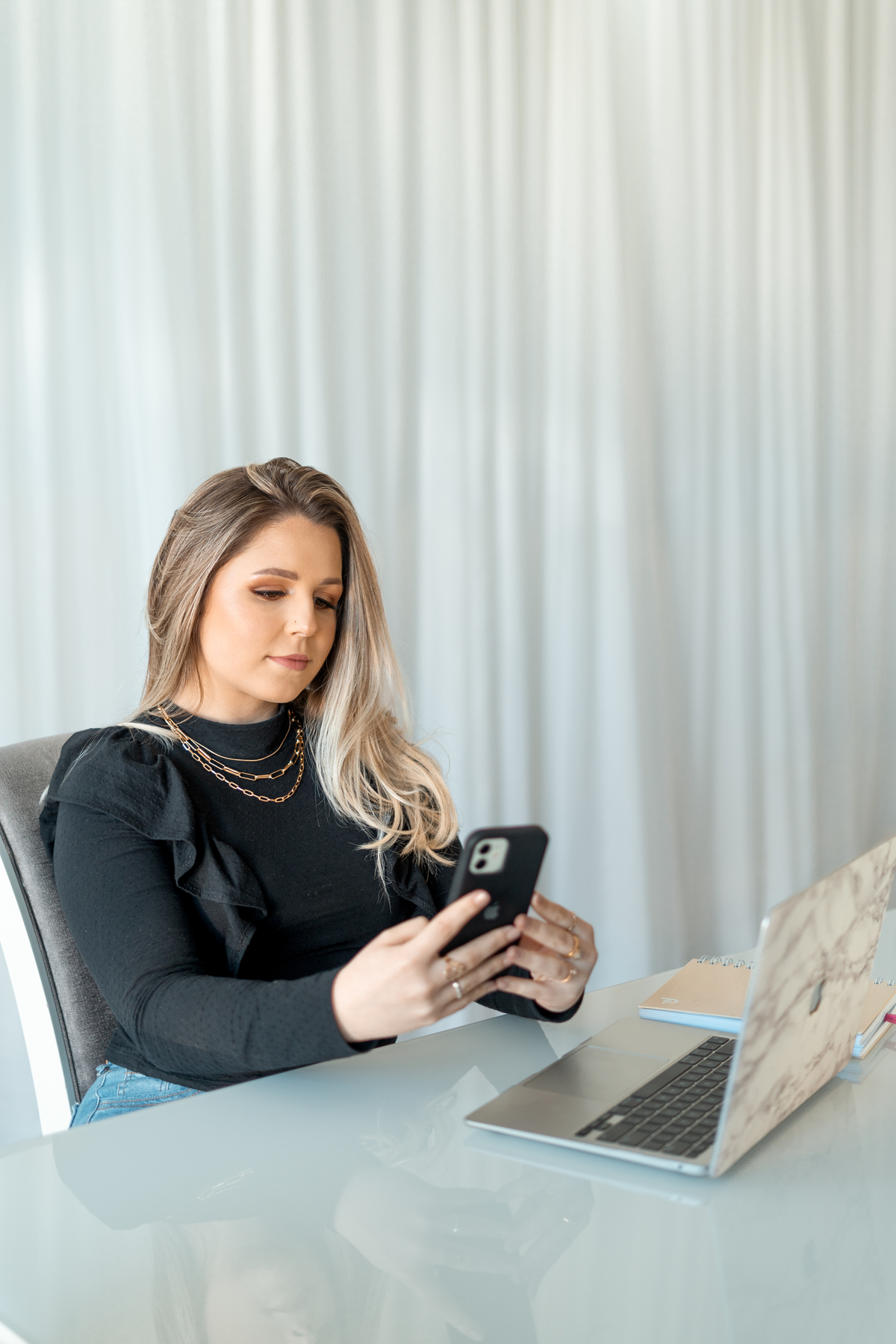 ensaio empresarial feminino interno com luz natural para social media em tramandai no rio grande do sul com julia motti fotografia