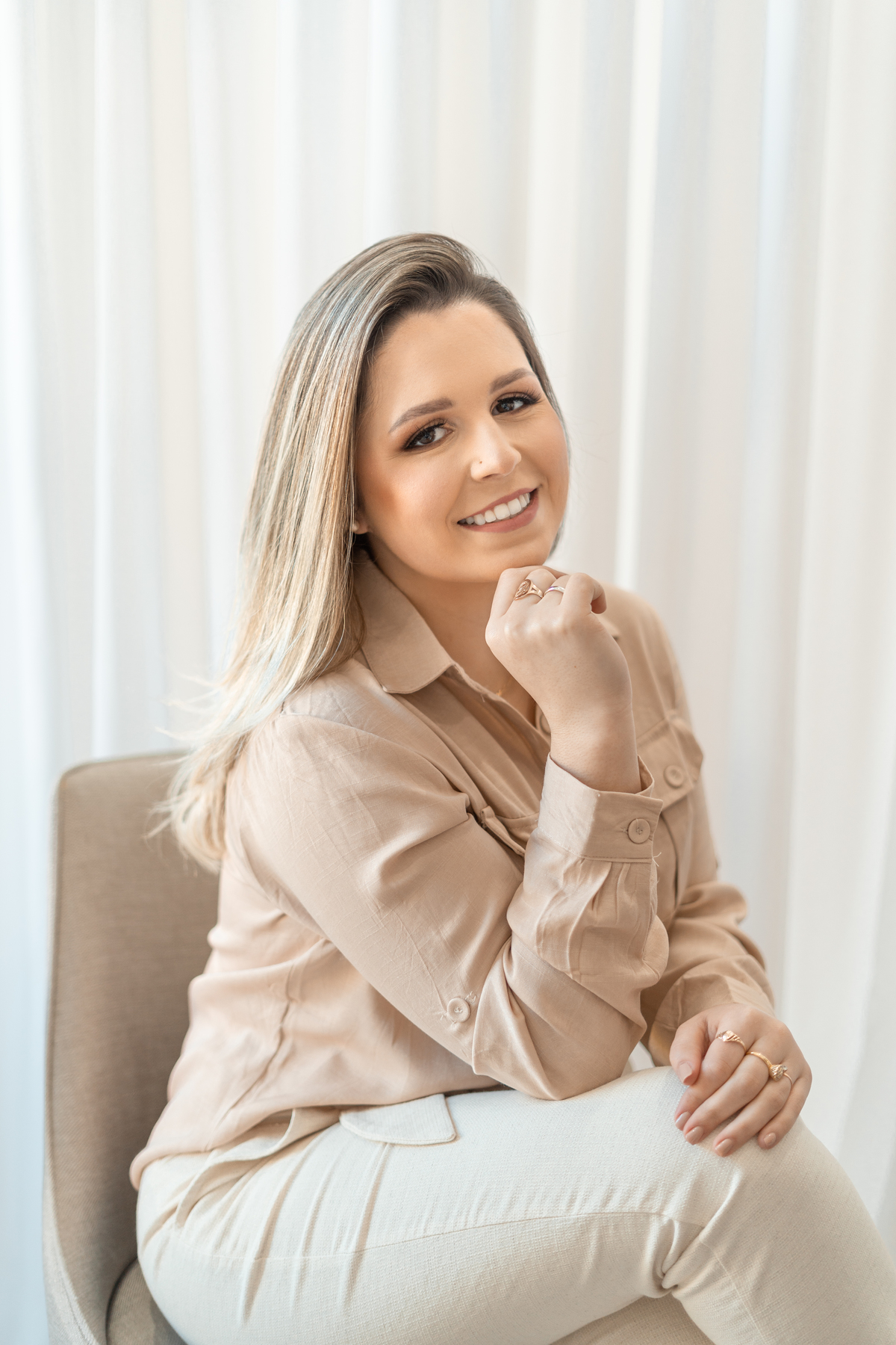 ensaio empresarial feminino interno com luz natural para social media em tramandai no rio grande do sul com julia motti fotografia