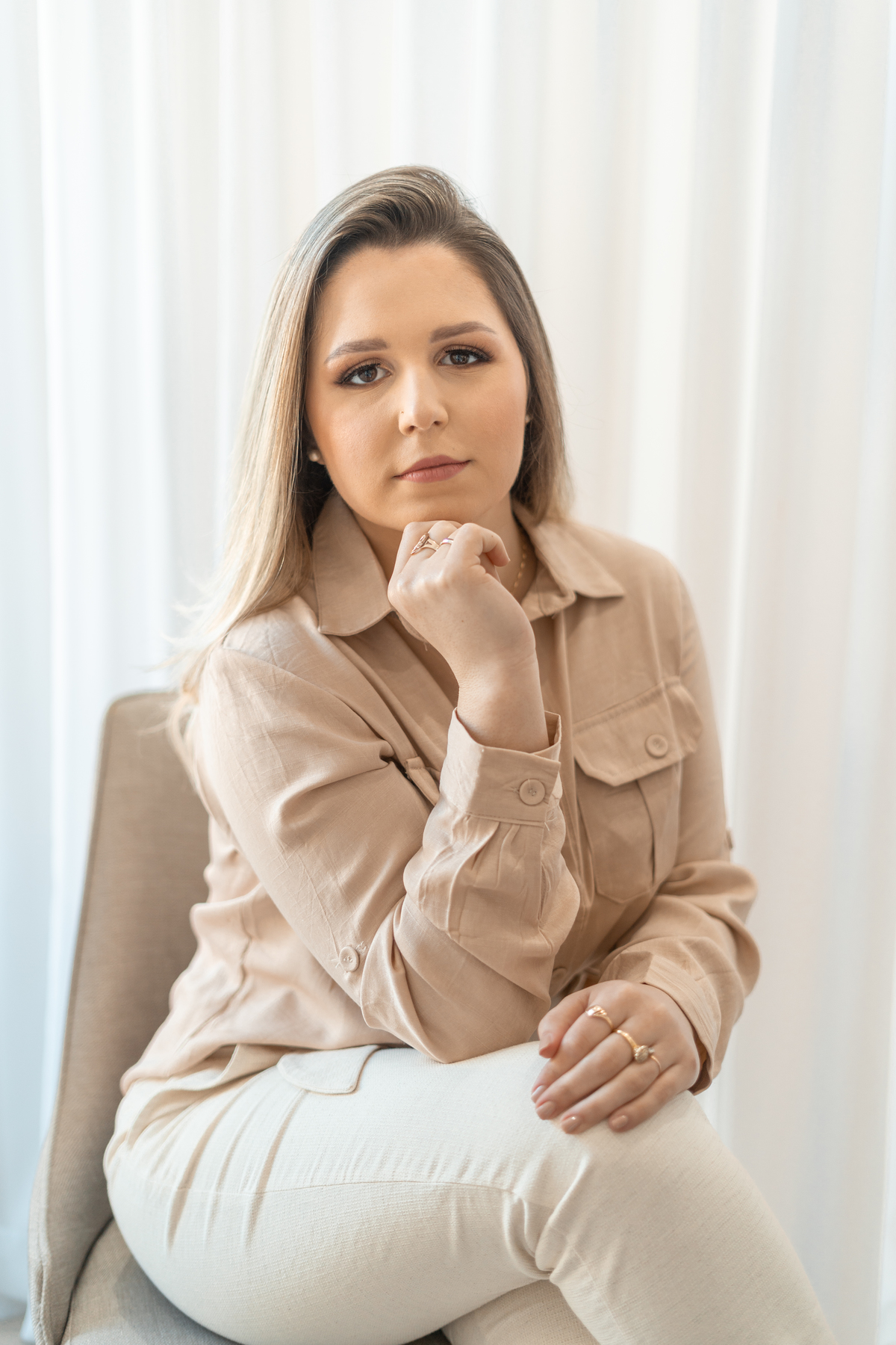 ensaio empresarial feminino interno com luz natural para social media em tramandai no rio grande do sul com julia motti fotografia