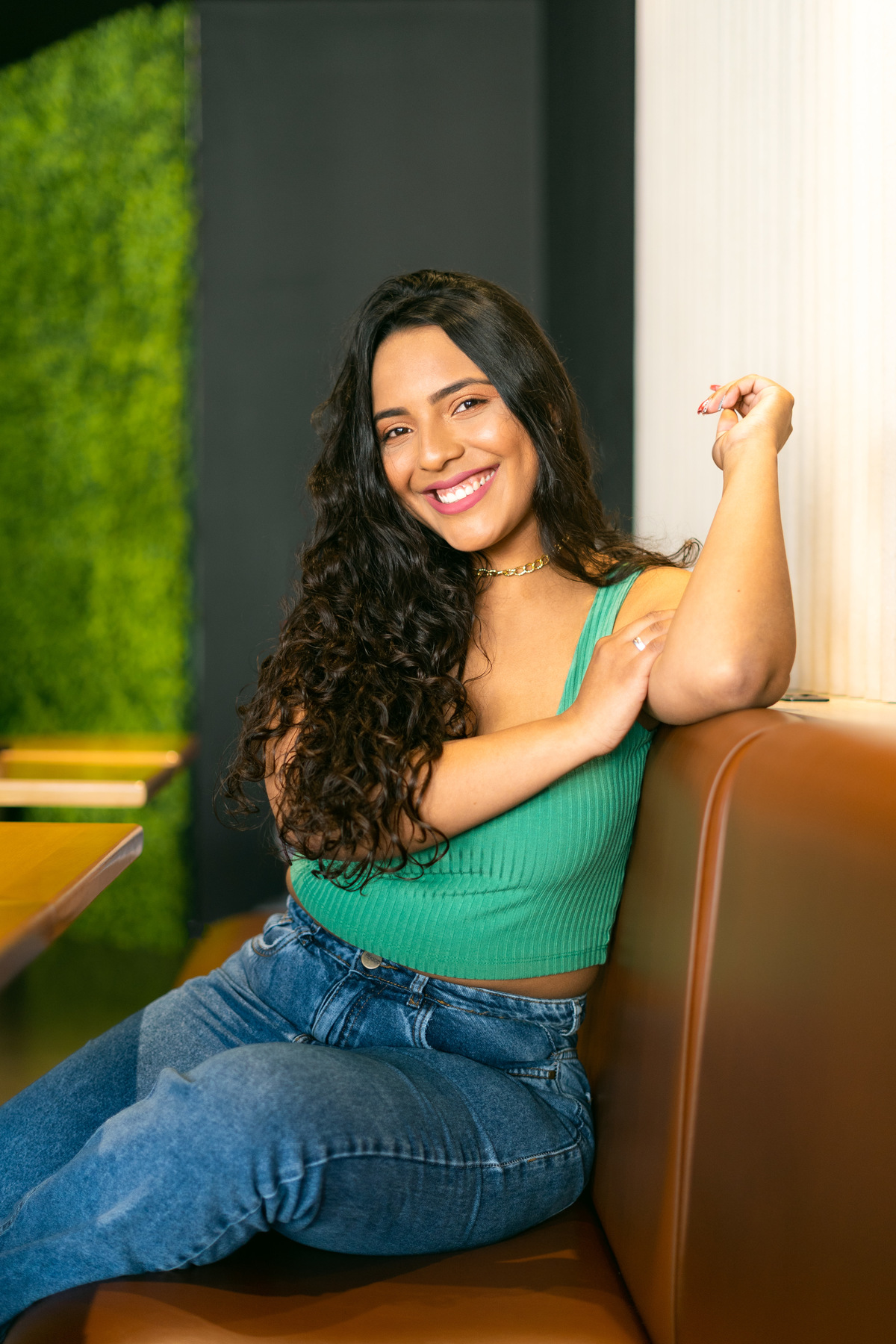 ensaio feminino interno em cafeteria em tramandaí rio grande do sul com julia motti fotografia