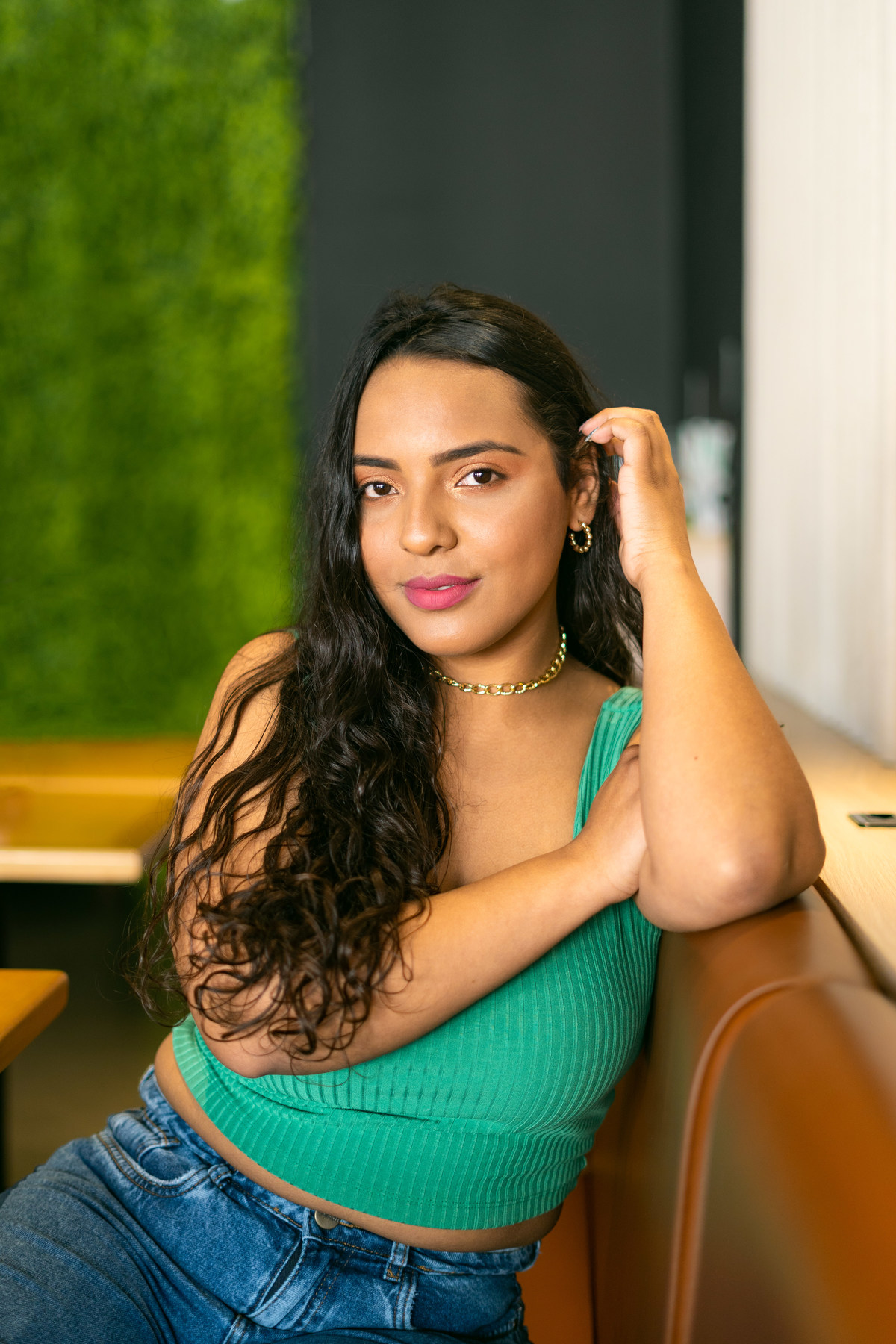 ensaio feminino interno em cafeteria em tramandaí rio grande do sul com julia motti fotografia