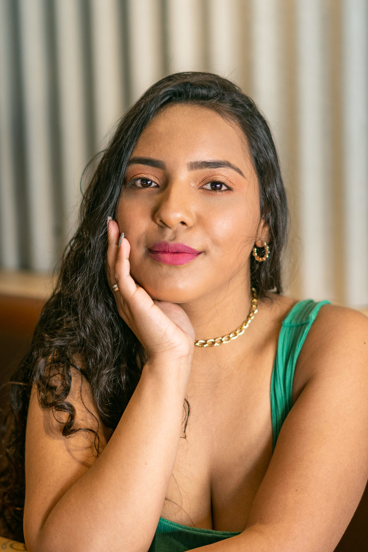 ensaio feminino interno em cafeteria em tramandaí rio grande do sul com julia motti fotografia