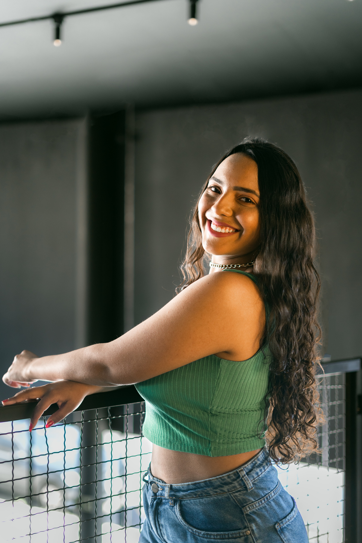 ensaio feminino interno em cafeteria em tramandaí rio grande do sul com julia motti fotografia