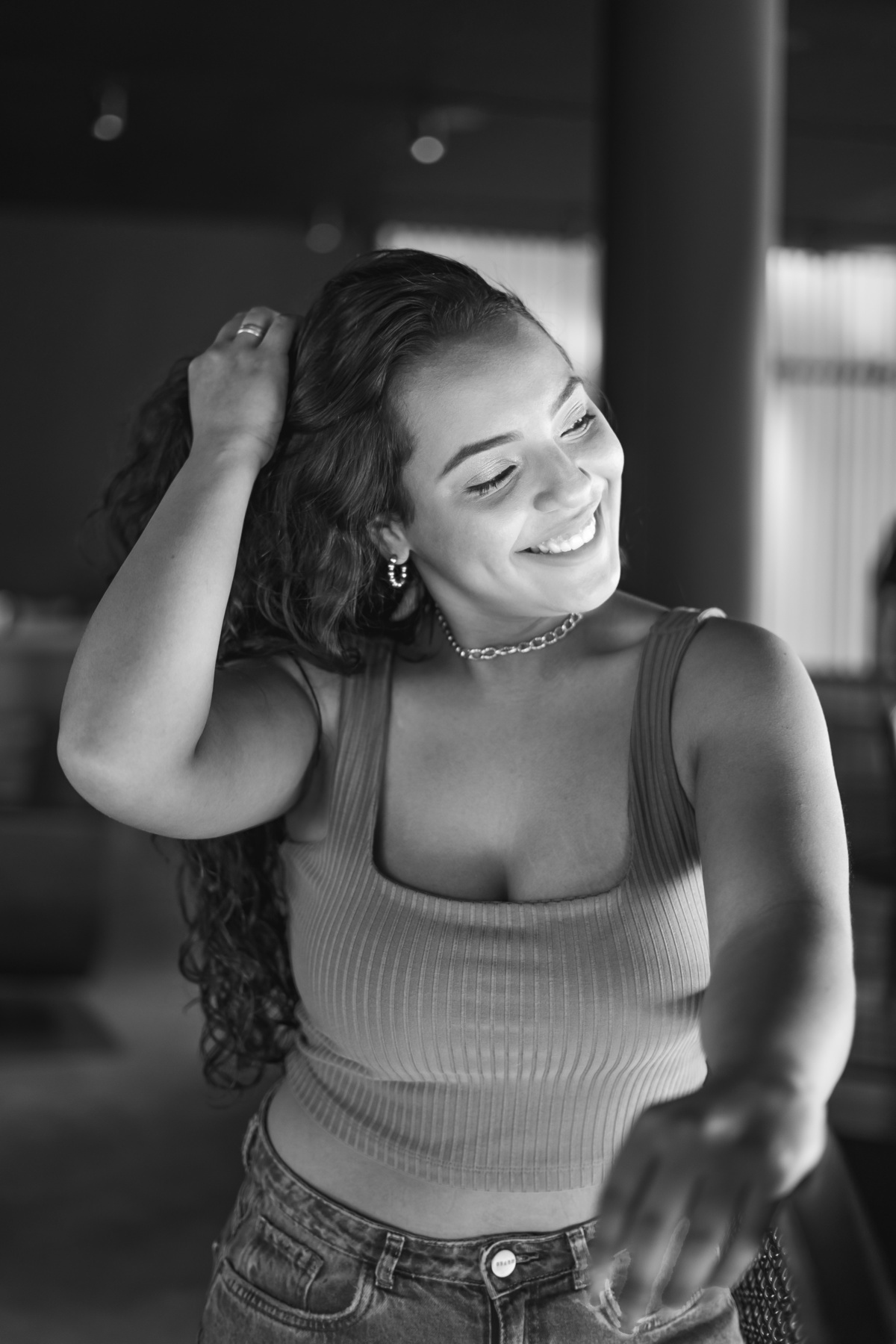 ensaio feminino interno em cafeteria em tramandaí rio grande do sul com julia motti fotografia