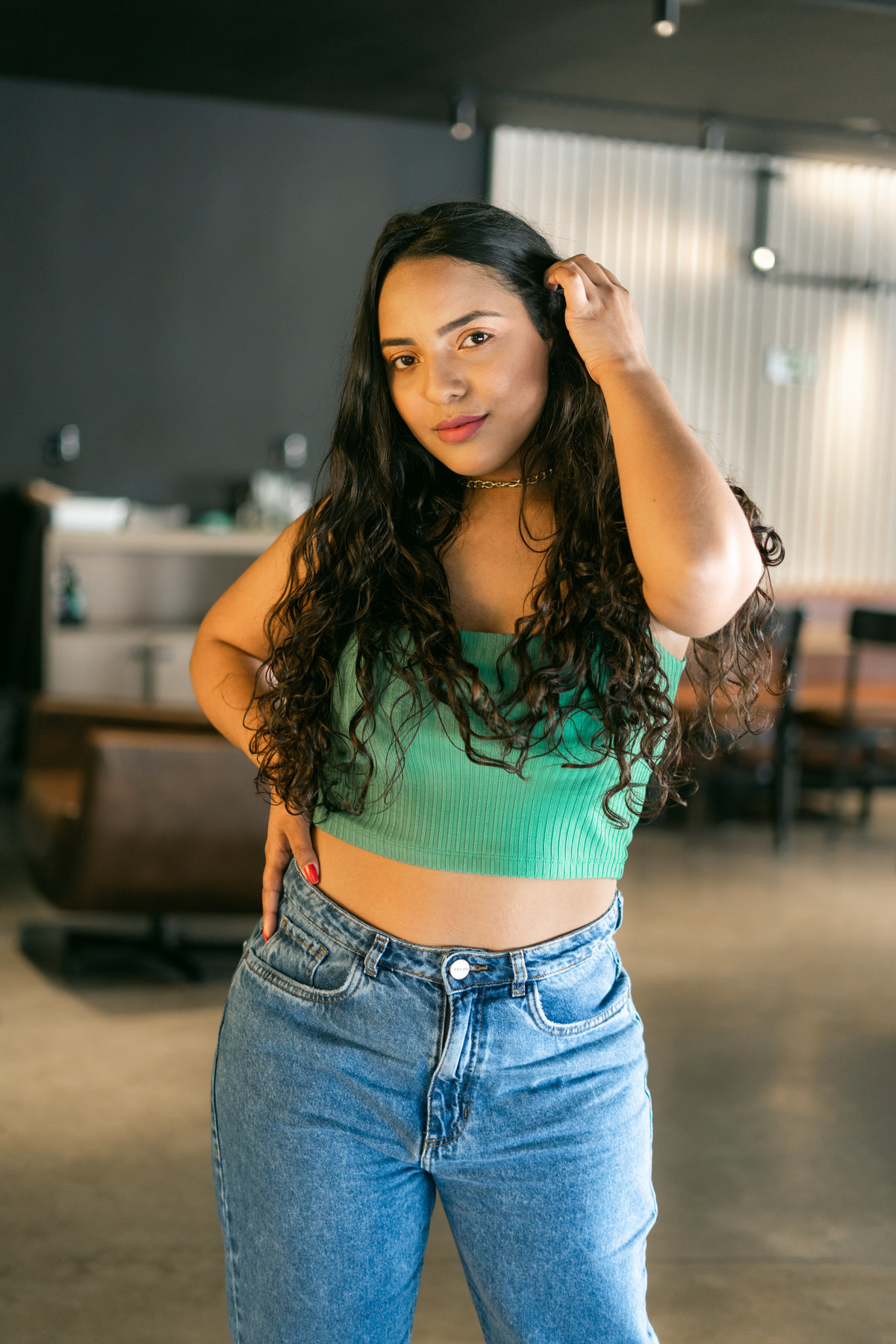 ensaio feminino interno em cafeteria em tramandaí rio grande do sul com julia motti fotografia