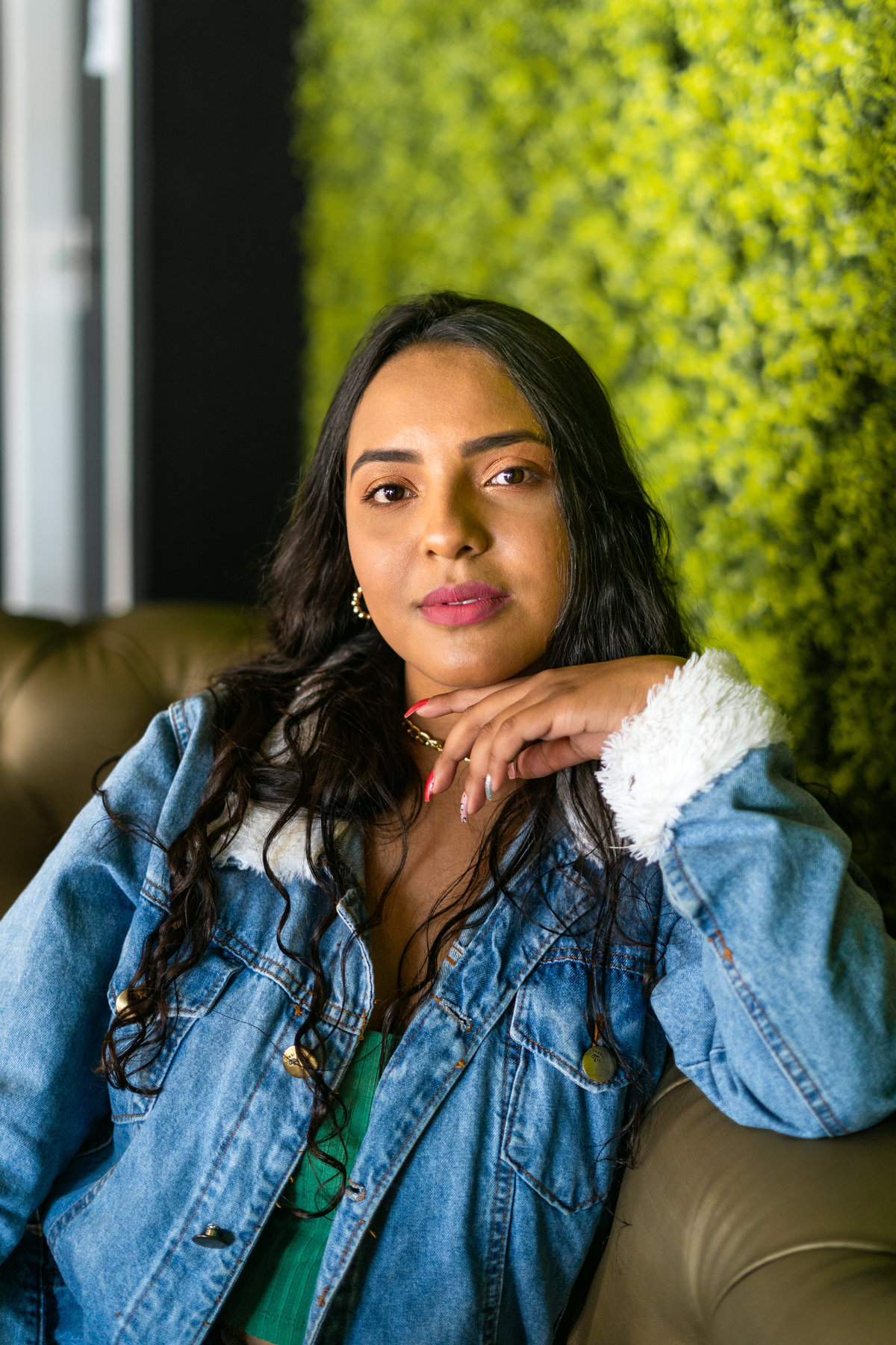 ensaio feminino interno em cafeteria em tramandaí rio grande do sul com julia motti fotografia
