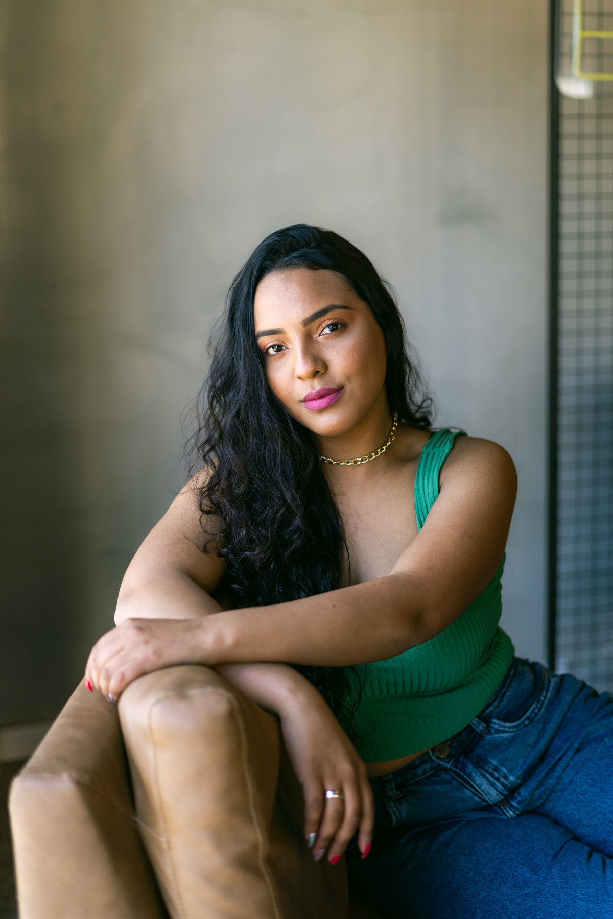 ensaio feminino interno em cafeteria em tramandaí rio grande do sul com julia motti fotografia