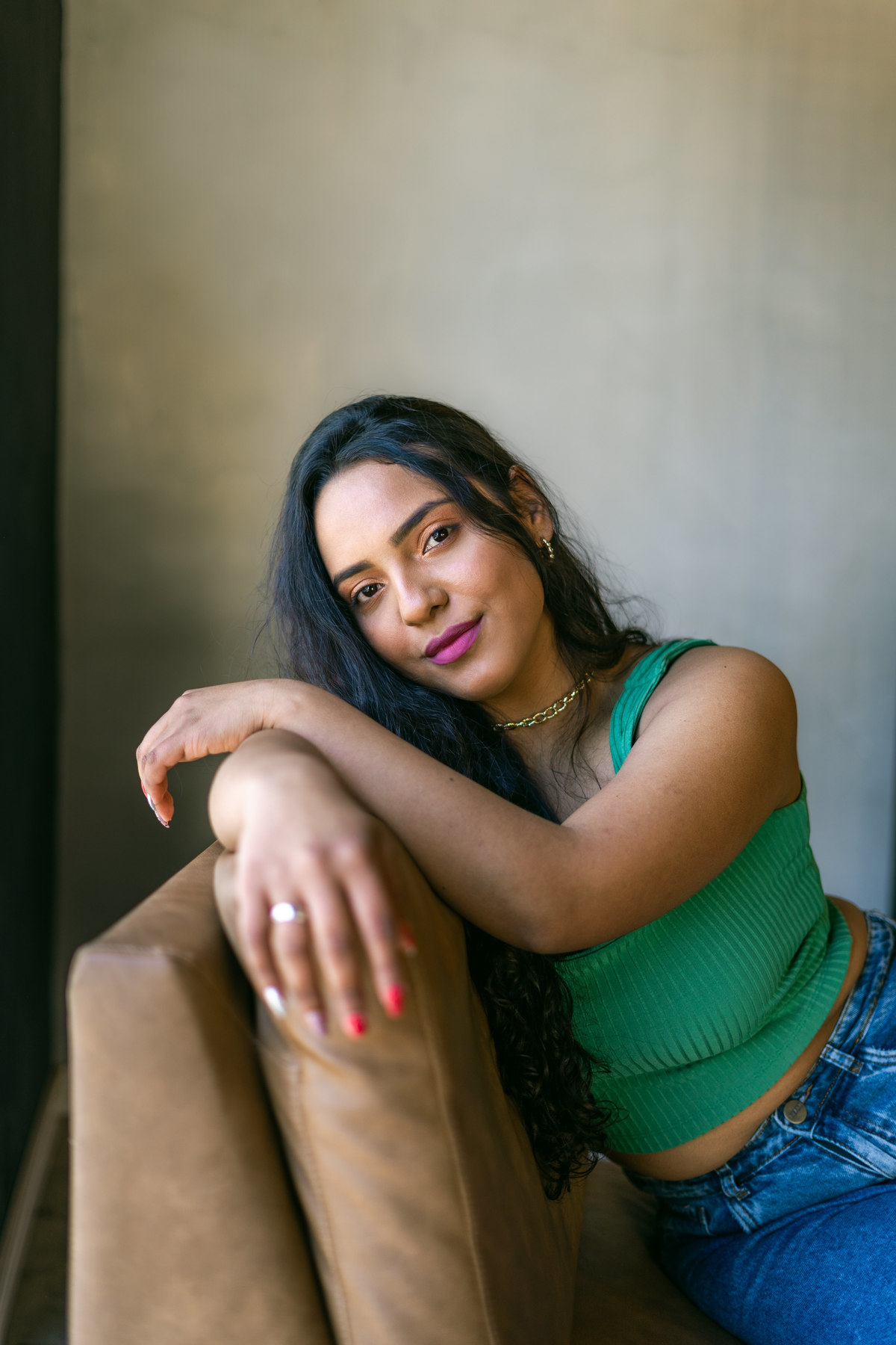 ensaio feminino interno em cafeteria em tramandaí rio grande do sul com julia motti fotografia